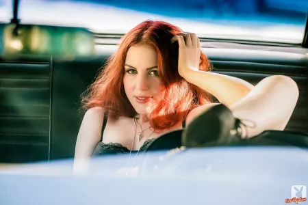 Элегантная модель улыбается в автомобиле